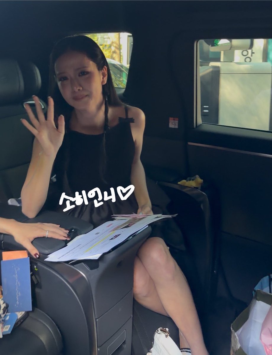 pinknoir_4's tweet photo. pack it up they're disbanding omg jisooooo don't cryyyy sis 😭😭😭 https://t.co/I37iiRoAx8