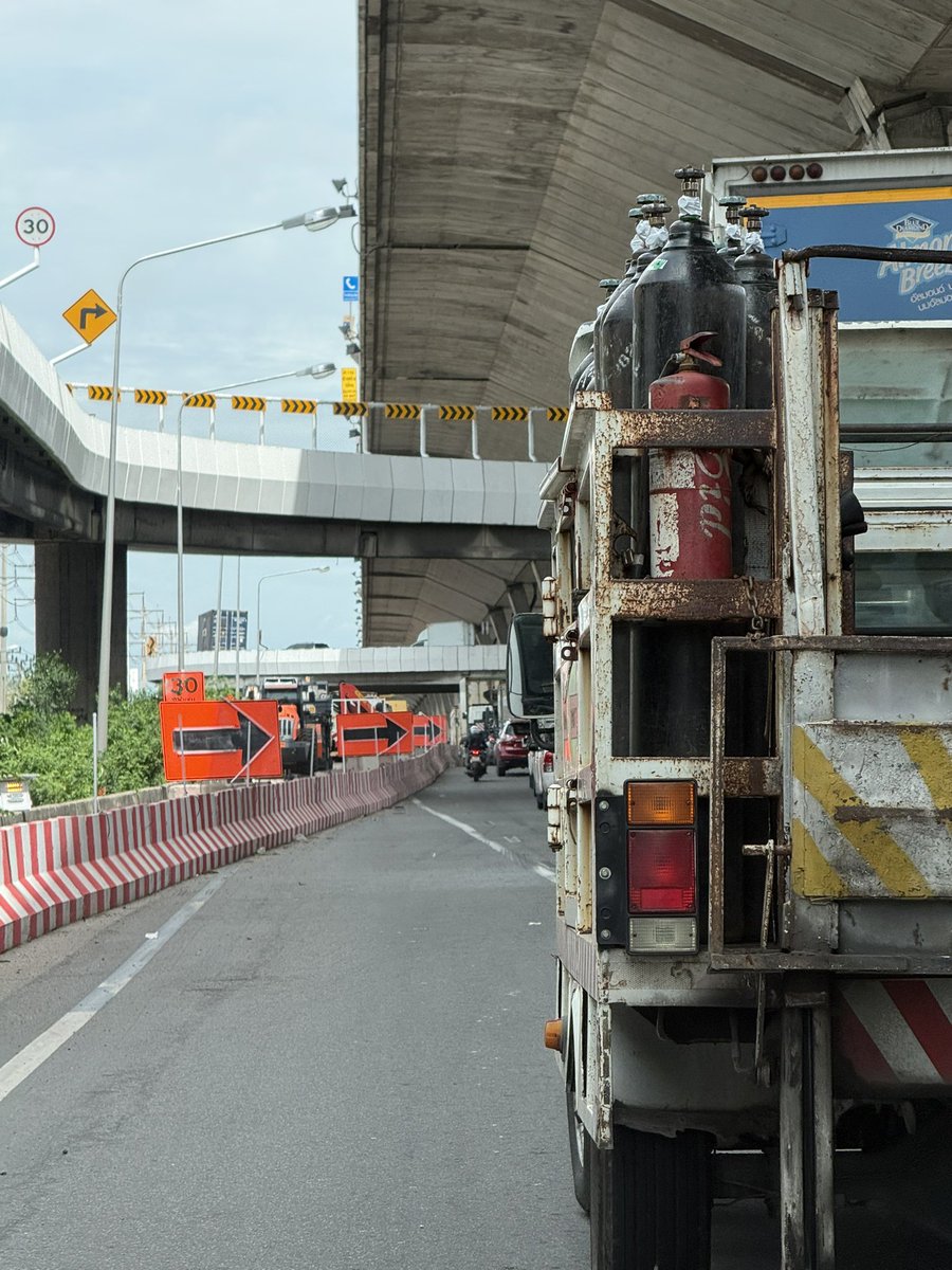 BkkCommuter's tweet photo. รถติดมาก ถนนเทพรัตน์ ขาออก บางนาตราด กม 17 ช่องทางด่วนปิดทำถนนช่องทางทางซ้ายเหลือวิ่งได้ 1 ช่องทางขวา @js100radio https://t.co/RxrNj0tgag