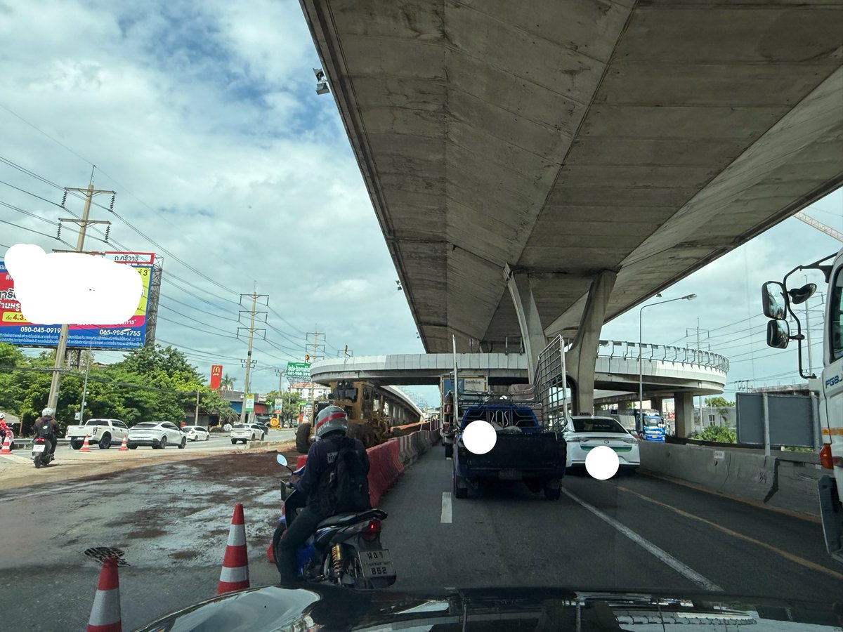 BkkCommuter's tweet photo. รถติดมาก ถนนเทพรัตน์ ขาออก บางนาตราด กม 17 ช่องทางด่วนปิดทำถนนช่องทางทางซ้ายเหลือวิ่งได้ 1 ช่องทางขวา @js100radio https://t.co/RxrNj0tgag