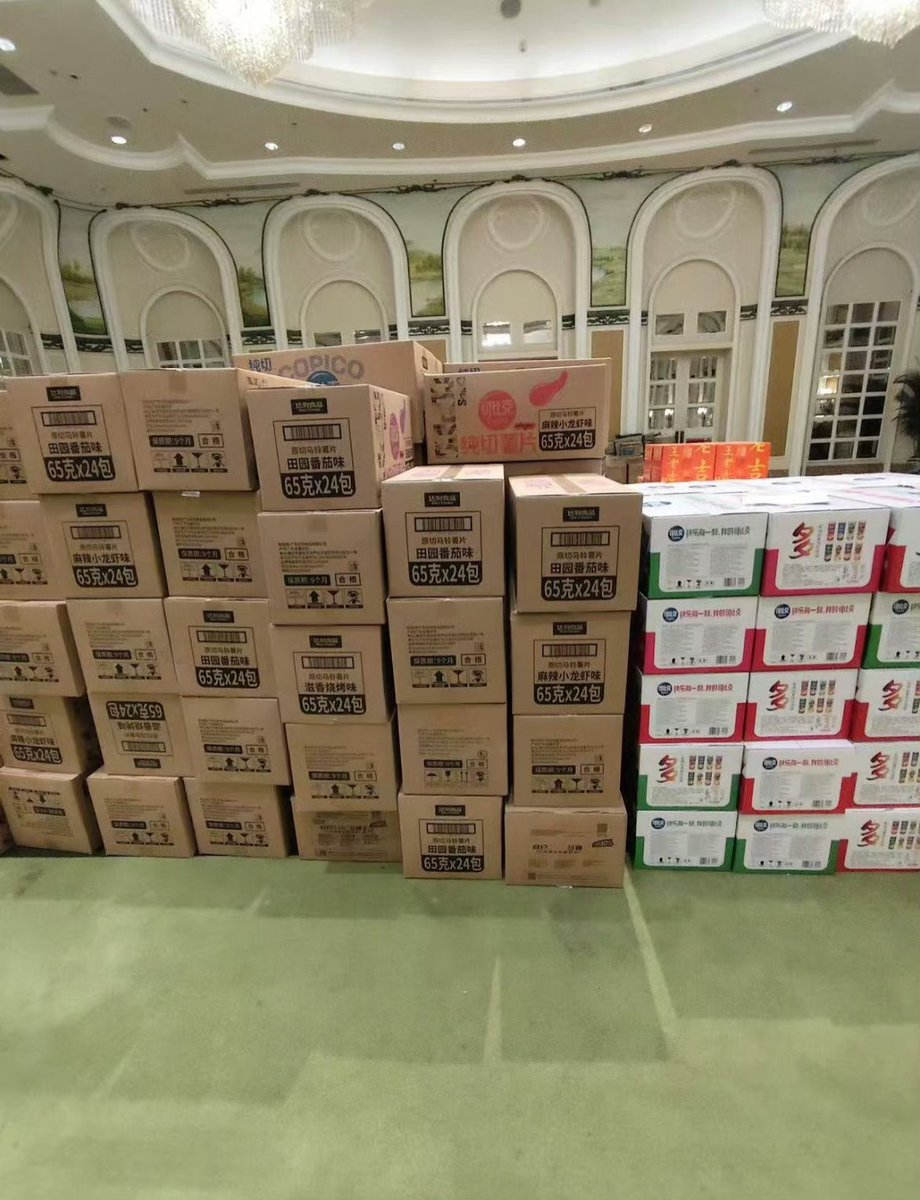 everydayzlh's tweet photo. #zhanglinghe reverse support for walnutz at Weibo Wondrous Voyage in guangzhou 💌

being zhang linghe fans must be so happy right?

even the drinks prepared for the reverse support were available in both sweetened and sugar free versions.

walnutz are not the only ones looking forward to it. for guangzhou's scorching summer, they prepared snacks to eat, drinks to have, cooling patches and medicated oil to use. they even prepared raincoats in case it rained, along with beautiful and thoughtfully prepared fan-support items. from food, clothing, and transportation, you've thought of everything. the fanclub even rented a more than 400 sqm hall for everyone to rest and wait.

he said before that he hoped everyone would feel "at home" when they came to see him, and he really has been doing his best to make that happen.

so this is what it feels like to like someone who is truly a wonderful person🥹