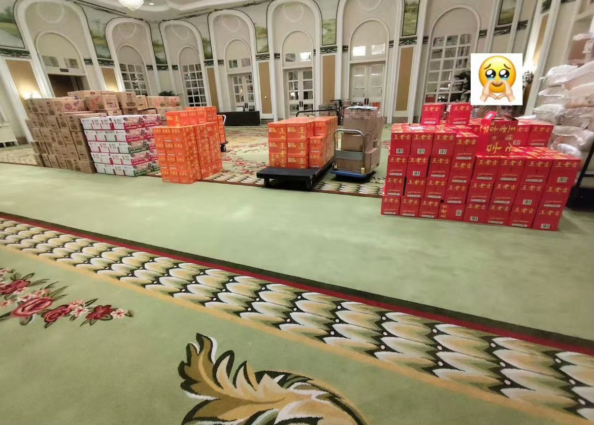 everydayzlh's tweet photo. #zhanglinghe reverse support for walnutz at Weibo Wondrous Voyage in guangzhou 💌

being zhang linghe fans must be so happy right?

even the drinks prepared for the reverse support were available in both sweetened and sugar free versions.

walnutz are not the only ones looking forward to it. for guangzhou's scorching summer, they prepared snacks to eat, drinks to have, cooling patches and medicated oil to use. they even prepared raincoats in case it rained, along with beautiful and thoughtfully prepared fan-support items. from food, clothing, and transportation, you've thought of everything. the fanclub even rented a more than 400 sqm hall for everyone to rest and wait.

he said before that he hoped everyone would feel "at home" when they came to see him, and he really has been doing his best to make that happen.

so this is what it feels like to like someone who is truly a wonderful person🥹