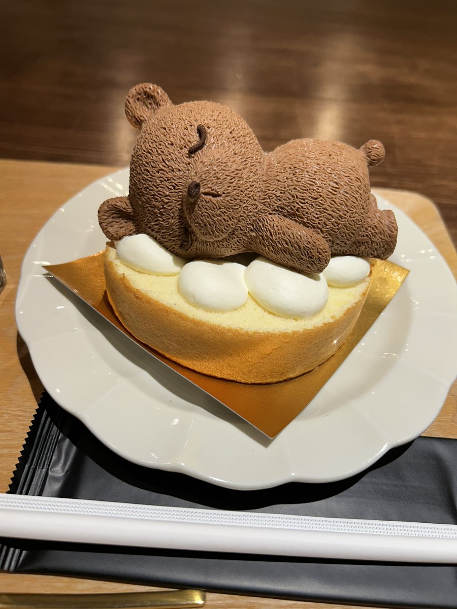 mittun_ol's tweet photo. フライト✈️まで時間があったので、高田馬場のルナカフェさんへ寄り道。
可愛いクマさんのケーキ🐻食べるのもったいなーいって思いつつも、甘過ぎず美味しくてペロッと完食😋居眠りクマさんもフワッと軽い食感のホイップでした！
来れて良かった〜💕 https://t.co/Lhb5MQ81lE