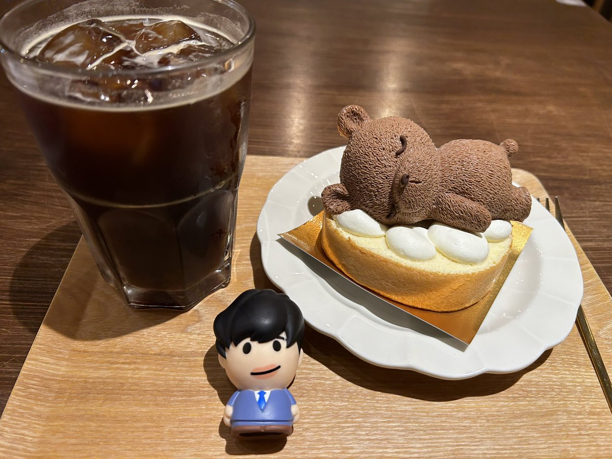 mittun_ol's tweet photo. フライト✈️まで時間があったので、高田馬場のルナカフェさんへ寄り道。
可愛いクマさんのケーキ🐻食べるのもったいなーいって思いつつも、甘過ぎず美味しくてペロッと完食😋居眠りクマさんもフワッと軽い食感のホイップでした！
来れて良かった〜💕 https://t.co/Lhb5MQ81lE