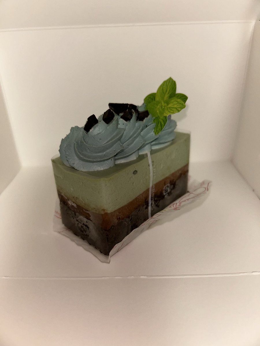 cc_prac634's tweet photo. 本日の成果、ケーキ3点。悩んだらとりあえず買えばいい精神 https://t.co/h9USwxZ9q1