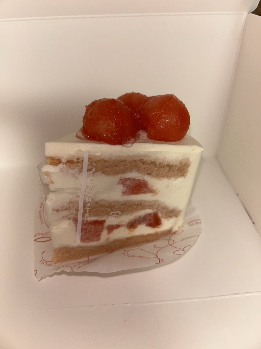 cc_prac634's tweet photo. 本日の成果、ケーキ3点。悩んだらとりあえず買えばいい精神 https://t.co/h9USwxZ9q1