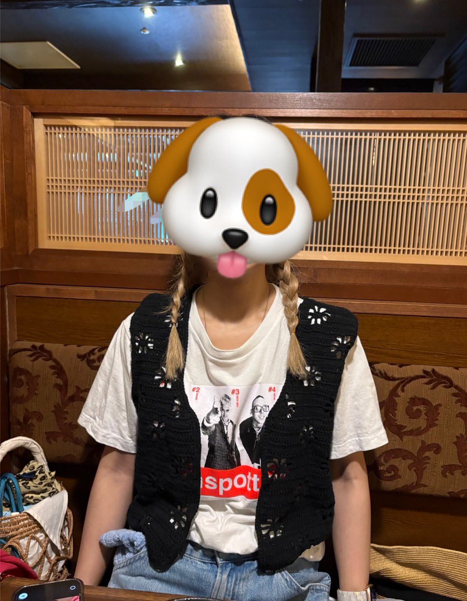 peacegoldd's tweet photo. このベスト完成した！いぬちゃん闘病中に編み始めたから、いぬちゃんとの思い出も込みで愛しい物になりました。
細部はご愛嬌だけど、大事に着る。 https://t.co/5y3nm0pI6H