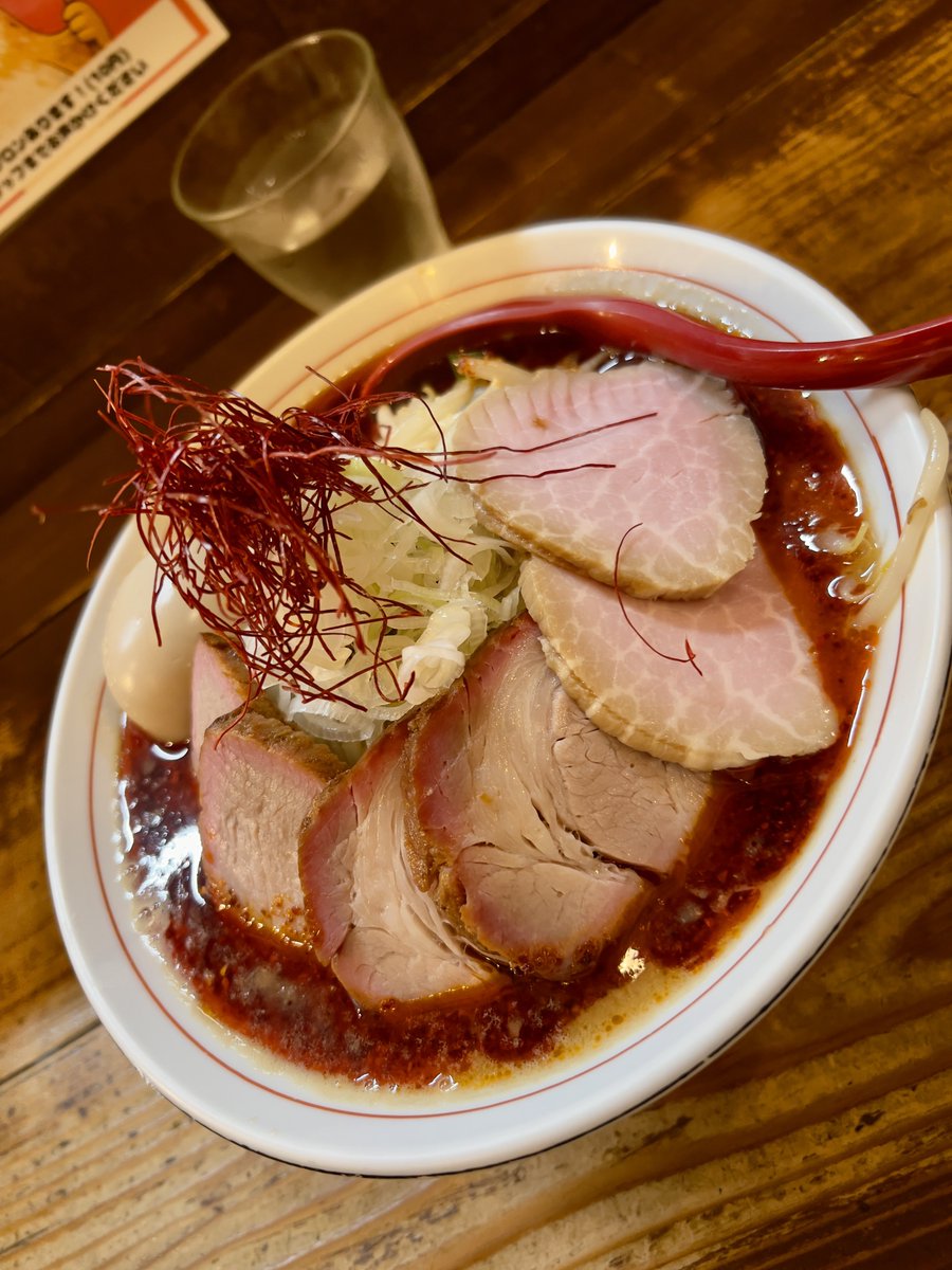 LAZY02's tweet photo. 🚉武蔵境〜👣境2丁目 6分
🍜東京味噌らーめん鶉

【味玉辛味噌らーめん（辛マシ）】
＋らーめん大盛り、チャーシュー（2枚）
モモチャーシュー

引越し前ラスト鶉
東京の味噌ラーメンの中で、私はNo. 1だと思っているお店だ
だらか最後は外せない
もちろん辛味噌の辛マシ🌶️
やはり私はコレなのだ‼️

★安心する優しいスープ
濃厚系味噌に慣れている方には物足りないかもしれない
しかしそれも最初だけ
食べているうちに、あれよあれよとこのスープの旨味、味噌の旨味に引き込まれていく不思議
それは辛くても変わらず
違いがあるとすれば、揚げごぼうか糸唐辛子かの見た目w
もちろん細かい差もあるけれど

★唯一無二の麺
食感、風味、店主による手揉みプレス
この麺で、この味噌だからこそ、調和の取れた一杯
炒め野菜と挽肉の旨味
通常チャーシューの味付け
モモチャーシューの歯応えと肉の旨さ
味玉のアクセント
ここに後半、卓上の三椒の粉（山椒ではない）を掛けて食べる

✨‼️百歩譲っても最高‼️✨

関東に住んでいる味噌ラーメン好きの方ならば、必ず一回は食べてもらいたい一杯
そしてまたもう一度食べたくなる一杯
それがここ、東京味噌らーめん鶉には、ある

店主の近藤さん
長い間大変お世話になりました‼️
最高の味噌ラーメン、ご馳走様でした✨

https://t.co/Xjw0EFPJSk