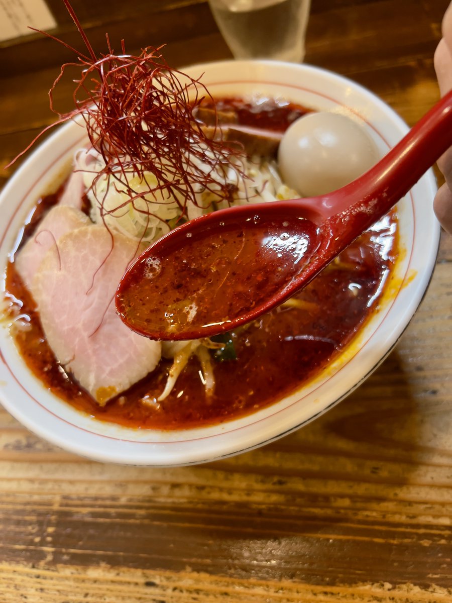LAZY02's tweet photo. 🚉武蔵境〜👣境2丁目 6分
🍜東京味噌らーめん鶉

【味玉辛味噌らーめん（辛マシ）】
＋らーめん大盛り、チャーシュー（2枚）
モモチャーシュー

引越し前ラスト鶉
東京の味噌ラーメンの中で、私はNo. 1だと思っているお店だ
だらか最後は外せない
もちろん辛味噌の辛マシ🌶️
やはり私はコレなのだ‼️

★安心する優しいスープ
濃厚系味噌に慣れている方には物足りないかもしれない
しかしそれも最初だけ
食べているうちに、あれよあれよとこのスープの旨味、味噌の旨味に引き込まれていく不思議
それは辛くても変わらず
違いがあるとすれば、揚げごぼうか糸唐辛子かの見た目w
もちろん細かい差もあるけれど

★唯一無二の麺
食感、風味、店主による手揉みプレス
この麺で、この味噌だからこそ、調和の取れた一杯
炒め野菜と挽肉の旨味
通常チャーシューの味付け
モモチャーシューの歯応えと肉の旨さ
味玉のアクセント
ここに後半、卓上の三椒の粉（山椒ではない）を掛けて食べる

✨‼️百歩譲っても最高‼️✨

関東に住んでいる味噌ラーメン好きの方ならば、必ず一回は食べてもらいたい一杯
そしてまたもう一度食べたくなる一杯
それがここ、東京味噌らーめん鶉には、ある

店主の近藤さん
長い間大変お世話になりました‼️
最高の味噌ラーメン、ご馳走様でした✨

https://t.co/Xjw0EFPJSk