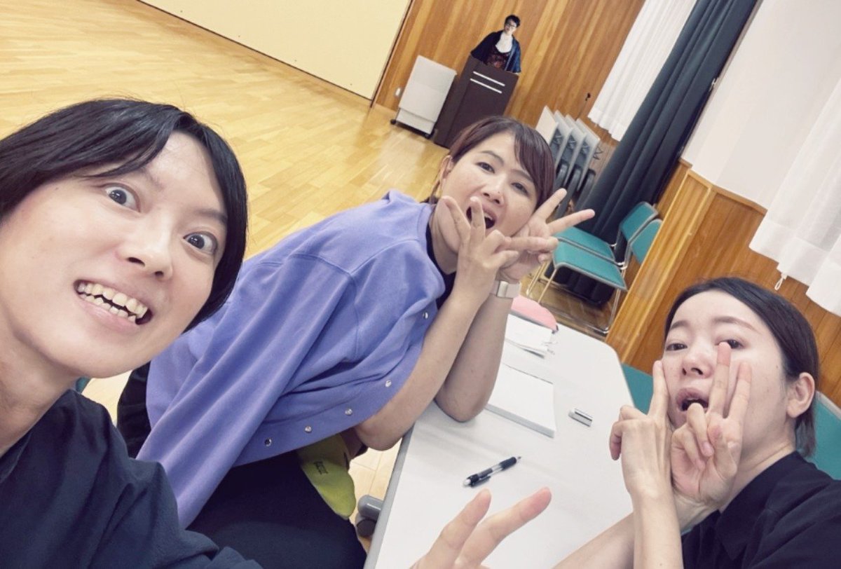 jonetsu_d_y_md's tweet photo. 酷暑が続いているかと思えば暦の上ではもう立秋を過ぎた令和8年8月8日🧘🏻‍♀️
皆様、元気にお過ごしですか？
珍しく連日集まり、ラジオ体操したり何やかんや。
台本の読み合わせをしたのですが、まあぁ遊び倒す暴れまくる……
気心知れた仲だからこそ飛び出すアレコレに疲労困憊で帰路についた我々でした。 https://t.co/Uoh0Cofgvt