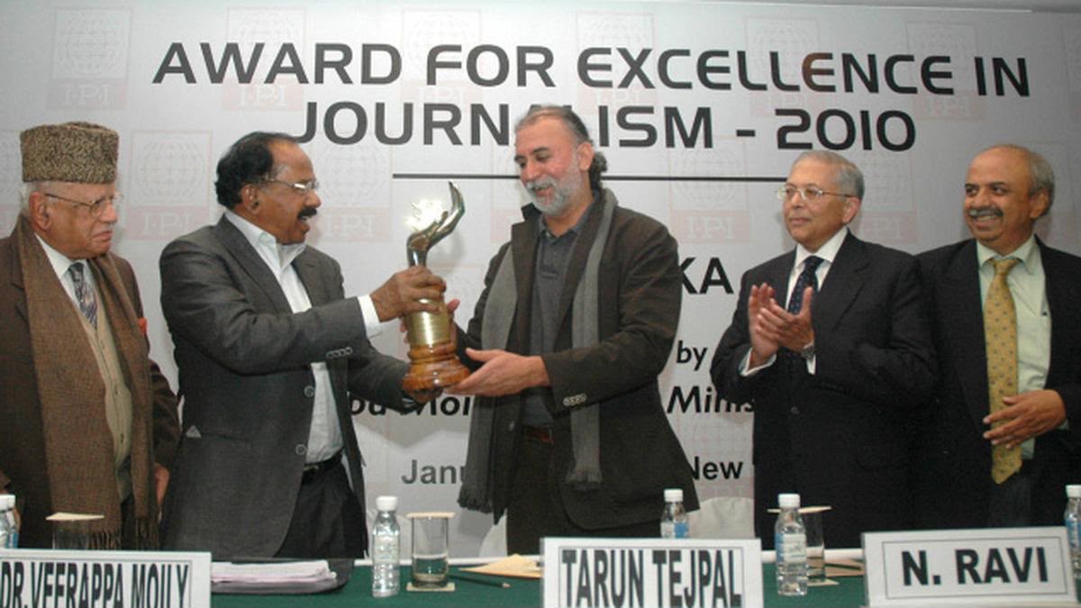 abdullah_0mar's tweet photo. Rapist Tarun Tejpal honored by Congress.

#BalatkariCongress https://t.co/WSkD6mWCIl