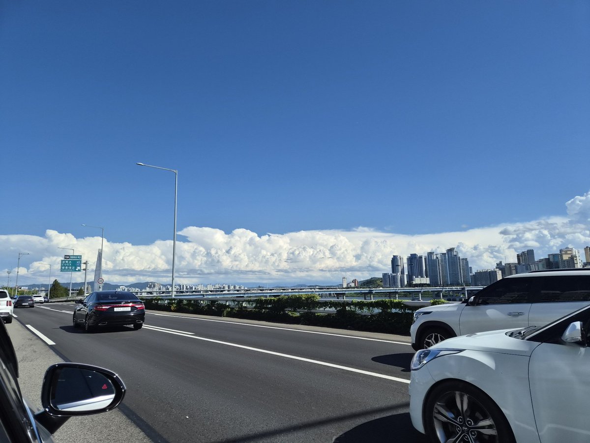 plyxeol's tweet photo. silly minseok on bubble today 😭⛅️

"the weather is daebak?!"
[ 📸⛅️ ]
"the clouds look really delicious today"
"wonder what they taste like"
"anyone wanna tell me~"
"the answer is
you can't eat clouds"
"kkkkkkkkkkkkkkkkkkk"
"i got you all kkkkkk"
"winner" (*like he won bcs his bait worked ok... 😭👍🏻)
"i came to mweet a friend!" (*cutieful)

#시우민버블 #슈밍버블
*do not reshare this on any other platform :) thank xiu*
