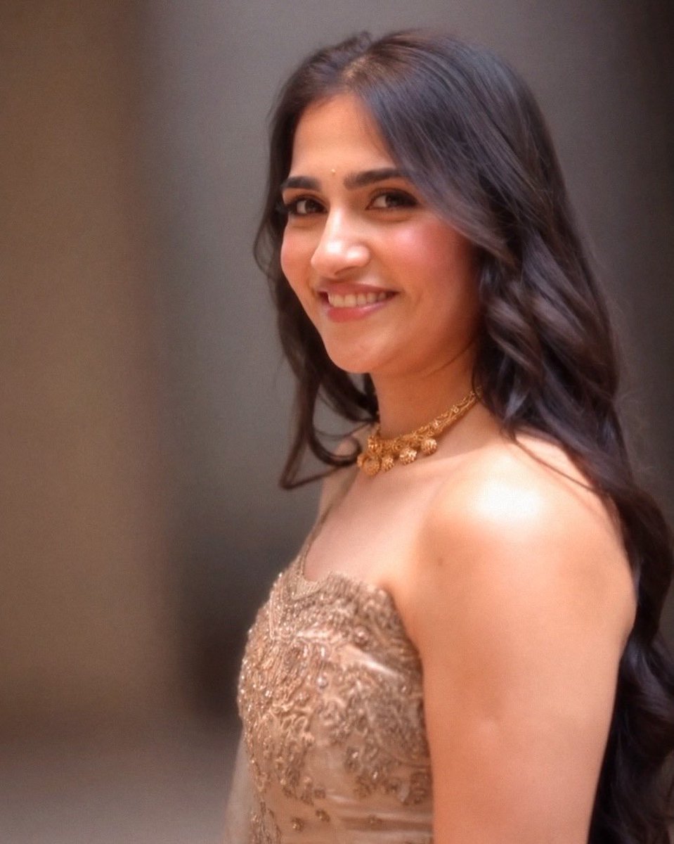 Kameshwaran587's tweet photo. Such a broad body her smile wow shhh https://t.co/0XaeTNjTSj