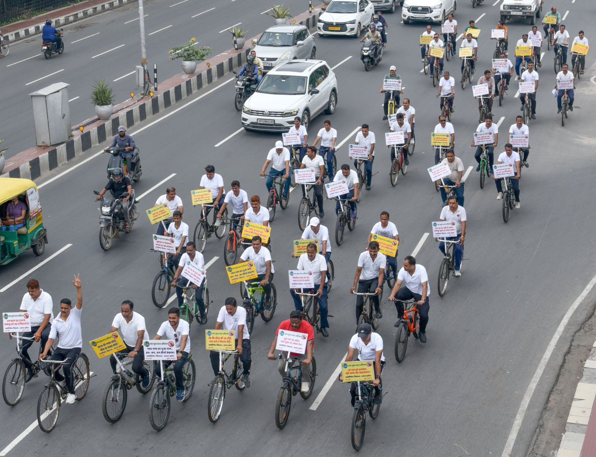 GovernorofUp's tweet photo. राज्यपाल श्रीमती आनंदीबेन पटेल की प्रेरणा से आज जन भवन, उत्तर प्रदेश से नशा मुक्ति जागरूकता  साइकिल रैली को विशेष कार्याधिकारी( एसीएस स्तर) डॉ. एस0 एम0 बोबडे ने हरी झंडी दिखाकर रवाना किया। रैली में जनभवन के अधिकारी, कर्मचारीगण व सुरक्षाकर्मियों ने प्रतिभागिता की। https://t.co/NF0C8vOEjn