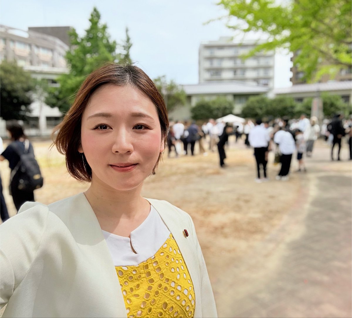 tokki_kitaq's tweet photo. 本日8月8日は八幡大空襲の日。
慰霊祭に参加してきました。
（八幡東区小伊藤山公園）

父マサオ（76歳）は被害を受けた平野小の出身。
戦後生まれの父ですが、しばらくは焼けこげた校舎が横にあり戦争の恐ろしさを感じたと話していました。
いつもは父と参加しますが、今回は高齢になって暑さが心配なので高校生の娘と参加し、慰霊の気持ちを込めて献水を行いました💧
猛暑のため来年からは屋内開催に変更されるそうです。

今の当たり前は、過去の犠牲者の上にある。
これを忘れずに平和を守っていきたいと改めて思います。
今夜は皿倉山に「八文字焼き」が灯されます。

また、例年披露される新日鉄OBコーラス隊による「橋を作ったのはこの俺だ」を聴けたことも嬉しく。
北九州市の発展の歴史を感じます。