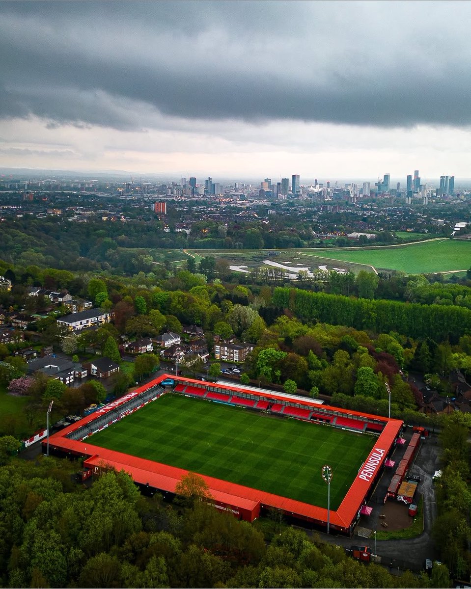 Stadium_Dreams's tweet photo. 🏟️ Peninsula Stadium

📍 Salford 🇬🇧 
📶 Capacity 5,100
👕 Salford City

📸 Pitch Hunters https://t.co/yIxSr3tLvF