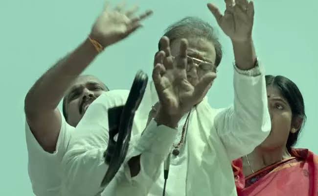 NewsNow24by7's tweet photo. Anduke family andaru kalisi chepulesi champesara?

Andari spaces lo velli dabbulu teskuntunavantaga? Padmavati happe na? Builder handover chesesada? https://t.co/YCOr2xcxBS