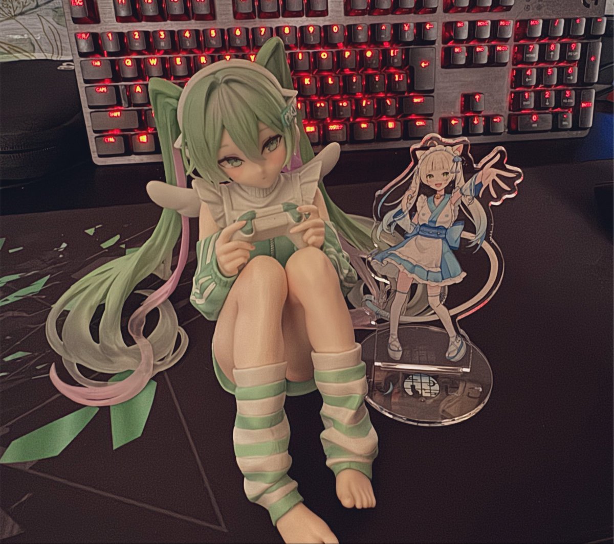 GTPastime's tweet photo. この前の朝配信で言ってた初音ミクのフィギュアめっちゃでかい👀
どこ探し回ってもないからオンクレに手を出して後悔しかけたけどゲットできたのでOKです😭👍

クオリティ高いので満足
#にこにこねっとわーく #長月にこ https://t.co/A17kvCmFg9