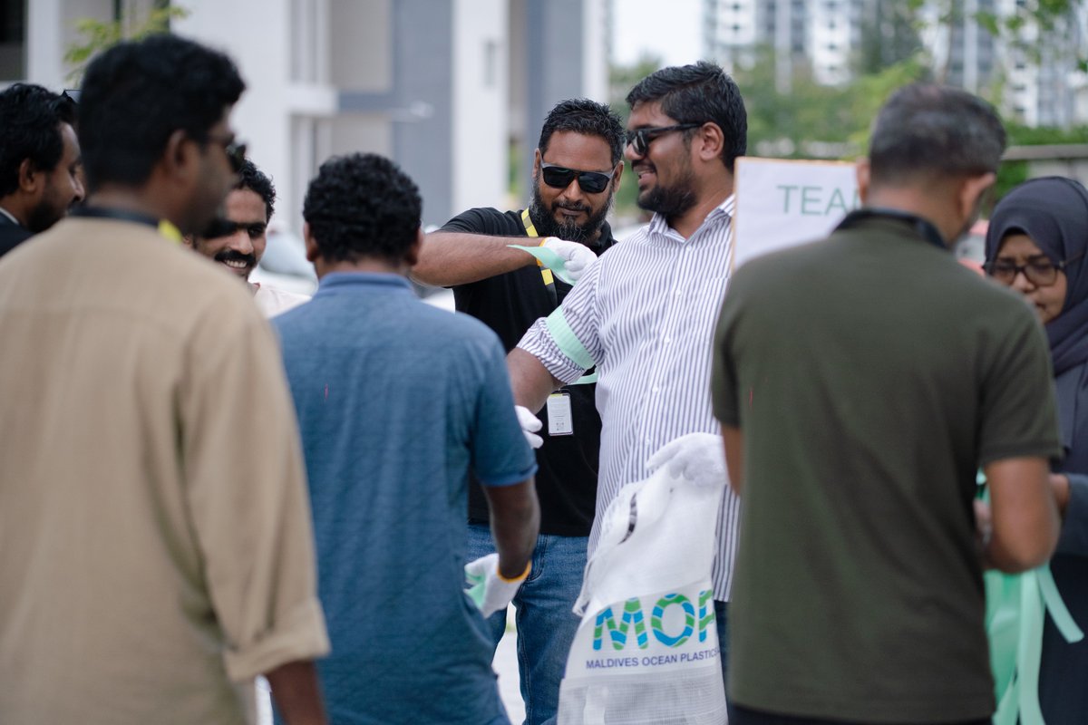 Fdc_mv's tweet photo. އެޗްޑީސީއިން ކުރިއަށްގެންދާ "މަދިރިން ރައްކާ" ކެމްޕޭނުގެ ދަށުން، އެފްޑީސީއާ ގުޅިގެން "އަމާން" ޓަވަރުތައް ހިމެނޭ ސަރަހައްދު ސާފުކުރުމުގެ ހާއްސަ ހަރަކާތެއް މިއަދު ވަނީ ފަށާފައި. މި ހަރަކާތަކީ އެ ސަރަހައްދުގައި މަދިރި އާލާވާ ތަންތަން ނައްތާލައި، ރައްޔިތުންނަށް ދިމާވެފައިވާ ސިއްހީ ނުރައްކާތަކުން ސަލާމަތްކުރުމަށް ކުރިއަށްގެންދިޔަ މަސައްކަތެއް