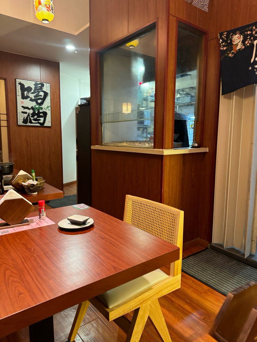 Fortune44668048's tweet photo. Late night hunger hits—my go-to comfort: steaming gyoza with soy dip, a warm bowl of miso soup, and soft ambient light. Perfect small joy for quiet nights. https://t.co/xOcGXHqySu