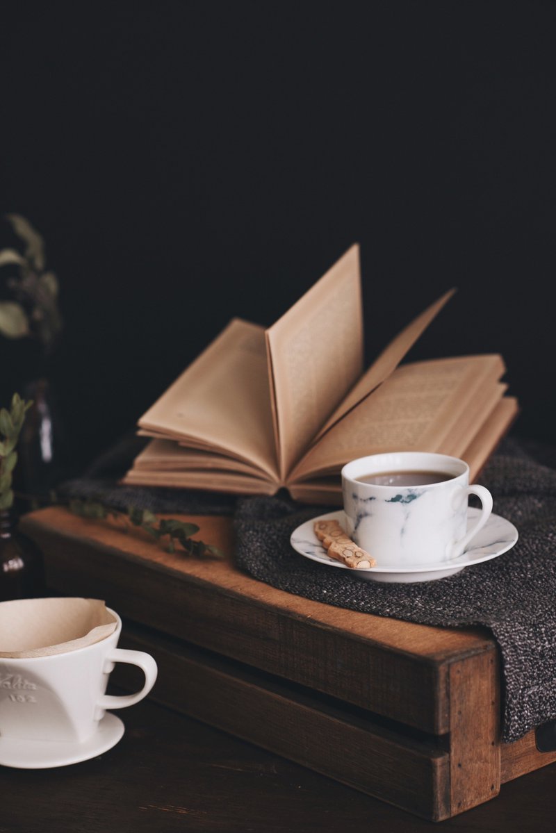 SSalfairso's tweet photo. Enjoying a lazy Sunday with iced coffee and a good book—this is the perfect way to recharge! https://t.co/yn6XSYhNsL