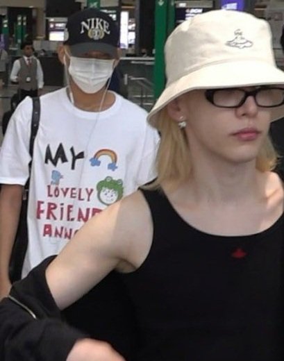 hyperbolae's tweet photo. i don't wanna interact with the airport video but icecreamz sharing shirts https://t.co/YMPgVMX3C0