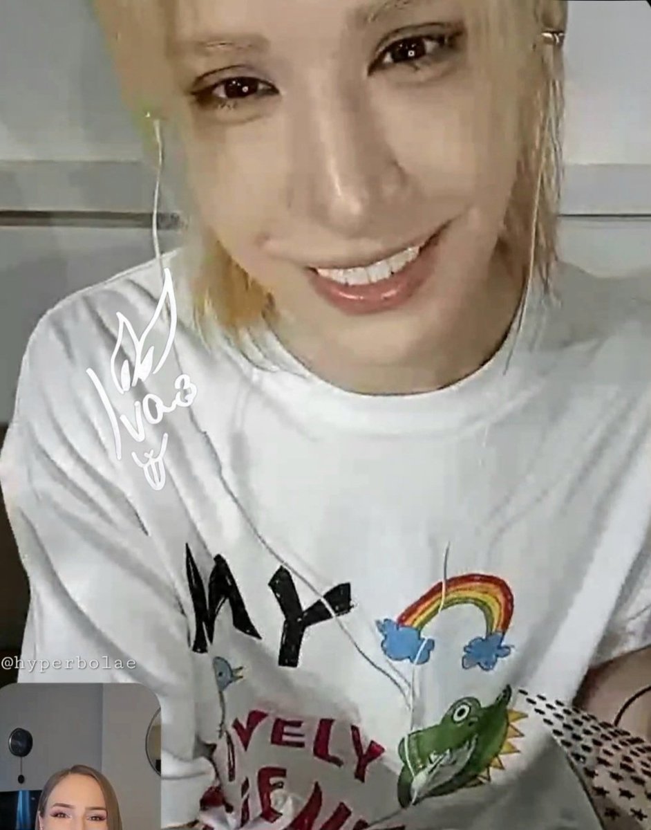 hyperbolae's tweet photo. i don't wanna interact with the airport video but icecreamz sharing shirts https://t.co/YMPgVMX3C0
