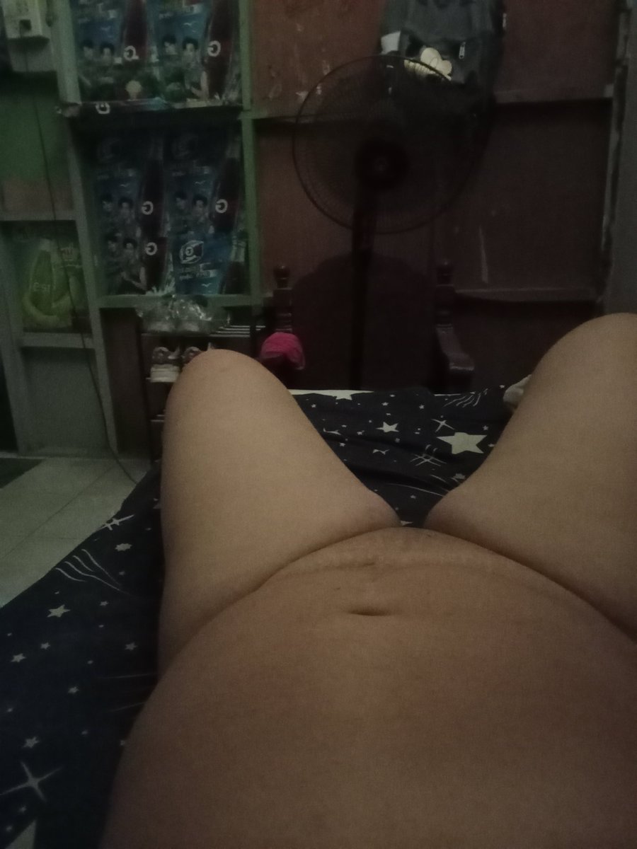 tickky_25's tweet photo. ร้อนฝุดๆ จนต้องนอนแก้ผ้า อยากไปหาห้องแอร์เย็นไปนอนจัง🥹🥹 https://t.co/IlHE6Zfln4
