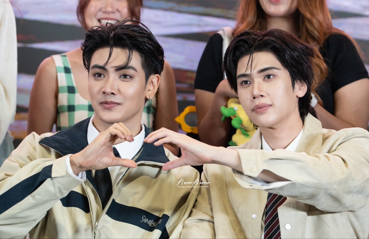 hanikebab's tweet photo. joongdunk doing heart sign with jaidee as the background this family is forever fr

#GMMTVFanFestinMacau2026
#joongdunk https://t.co/0ZFQ3lBEGR