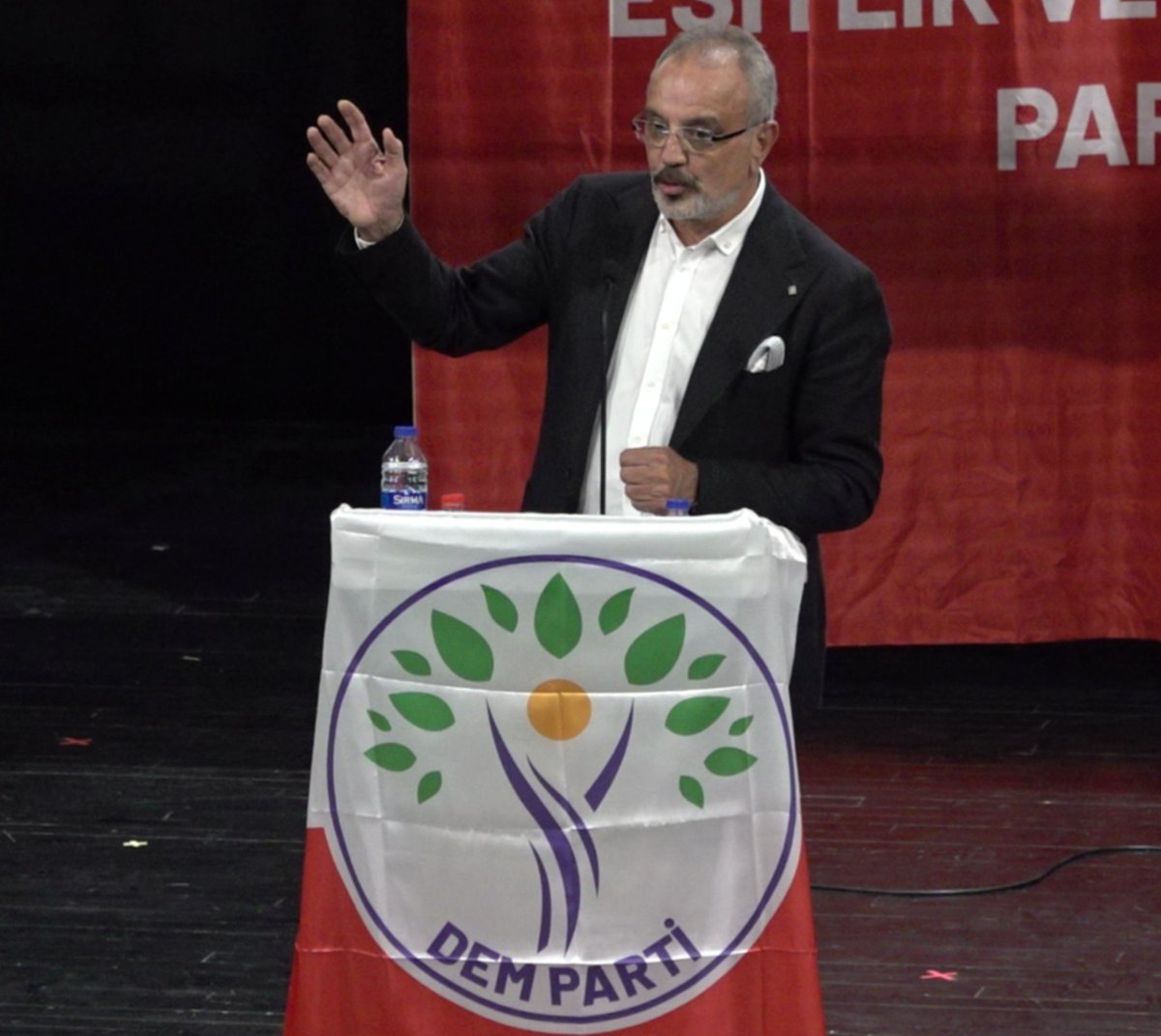 migferhaber's tweet photo. DEM'li Sırrı Sakık: “33 yıl önce ağabeyim ve kız kardeşim Sason dağlarında hayatını kaybetti. Ağabeyimin oğlu 1999 yılında çatışmalarda öldürüldü. Küçük kardeşim dağlara çıktı ve Güney Kürdistan’da toprağa verildi, mezar taşı da orada bulunuyor.” https://t.co/UvqpAM9B9q