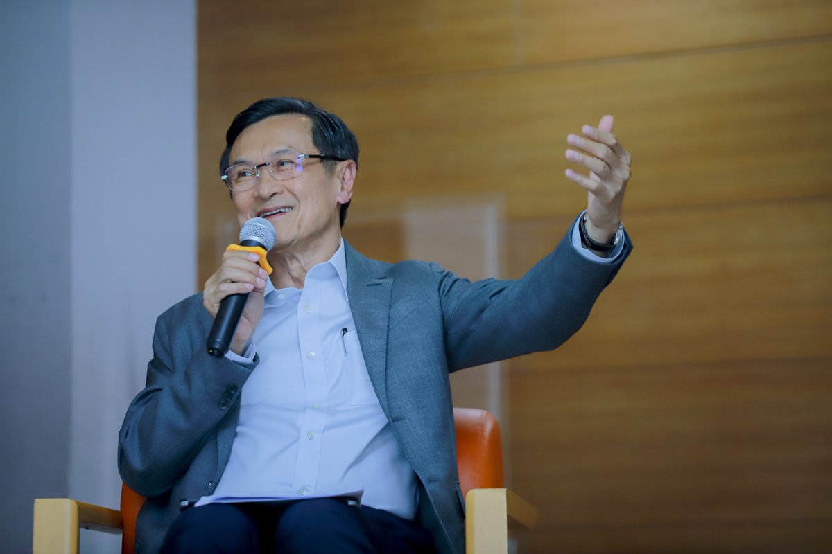 chaturon's tweet photo. ผมไปร่วมงานรำลึกอาจารย์นิธิ เอียวศรีวงศ์ ในวงเสวนา "คิดต่อจากนิธิ" โดยนำเอาบทความชิ้นสำคัญของอาจารย์นิธิที่ชื่อ "ความชอบธรรมที่ล่มสลาย" มาพูดคุยกันครับ

ในวงเสวนา ผมตั้งข้อสังเกตเพิ่มเติมจากมุมมองของอาจารย์นิธิว่า ในอดีตรัฐบาลไทยที่ล่มสลายไปหลายครั้งนั้น ไม่ได้เป็นเพราะ "ไม่มีความชอบธรรม" เสมอไป เพราะประเทศไทยเป็นประเทศที่ถูกปกครองโดยคณะรัฐประหารยาวนานที่สุด และการรัฐประหารแต่ละครั้งก็มักถูกรับรองโดยระบบยุติธรรมของรัฐเอง จนทำให้เส้นแบ่งระหว่างความชอบธรรมกับการดำรงอยู่ได้ของอำนาจนั้นพร่าเลือนไป 

ส่วนเรื่องเล่าที่ว่า "แม้แต่ระบอบรัฐประหารที่ไม่มีความชอบธรรมก็ยังต้องแสวงหาความชอบธรรมผ่านการสร้างเรื่องเล่า เช่น อ้างความจงรักภักดี หรืออ้างว่าเข้ามาปราบคอร์รัปชัน เพื่อค้ำยันอำนาจของตนเอง"  ....ผมเห็นว่าเรื่องเล่าลักษณะนี้เริ่มทำงานไม่ได้ผลอีกต่อไปแล้ว และการทำรัฐประหารแล้วอ้างความจงรักภักดีอาจตอบโจทย์สังคมสมัยใหม่ได้น้อยลงเรื่อยๆ

ทำให้เมื่อมาถึงจุดนี้ ผู้มีอำนาจแทบไม่จำเป็นต้องพึ่งพาเรื่องเล่าเพื่อความชอบธรรมแบบเดิมอีกต่อไปด้วยซ้ำ เพราะสิ่งที่พวกเขาสร้างขึ้นมาแทนคือระบบที่ไม่เป็นประชาธิปไตยอย่างยิ่ง เป็นเครือข่ายซับซ้อนเชื่อมโยงกันขององค์กรและบุคคลที่ไม่ได้ยึดโยงกับประชาชน แต่กลับมีอำนาจเด็ดขาดเหนือฝ่ายที่มาจากการเลือกตั้งทั้งฝ่ายนิติบัญญัติและฝ่ายบริหาร 

ระบบเช่นนี้จึงเข้มแข็งและมีภูมิต้านทานในตัวเองสูงมากต่อการเปลี่ยนแปลงใดๆ ...