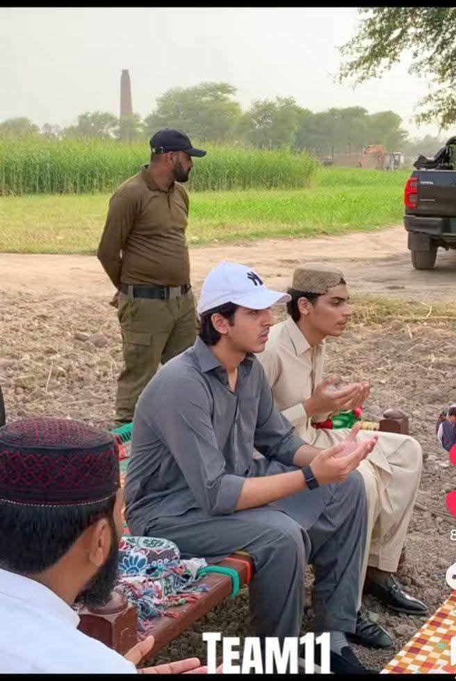 ArifRetd's tweet photo. یہ لڑکا نہ تو ایم این اے نہ ہی ایم پی اے نہ کوئی وزیر ہاں ایم این اے عبدالقادر گیلانی کا بیٹا ہے اور اس کو ابھی سیکورٹی  ملی ہوئی ہے پنجاب پولیس اہکار ہر وقت عزیب عوام کے ٹیکسیوں کے پسیہ ان امیرزدہ پر لگا جاتا ہیں گیلانی خاندان کے ہر بچہ کو پنجاب پولیس سیکورٹی دیتی ہے ان کے مزے ختم نہیں ہو رہے یہ یوسف رضا گیلانی کا پوتا ہے عبدالقادر کا بیٹا ہے یہ سب سے بڑے دشمن ہیں جنوبی پنجاب صوبہ نہ بنانے کے عوام کو سوچنا چاہیئے اپنے حق کے لیئے.
