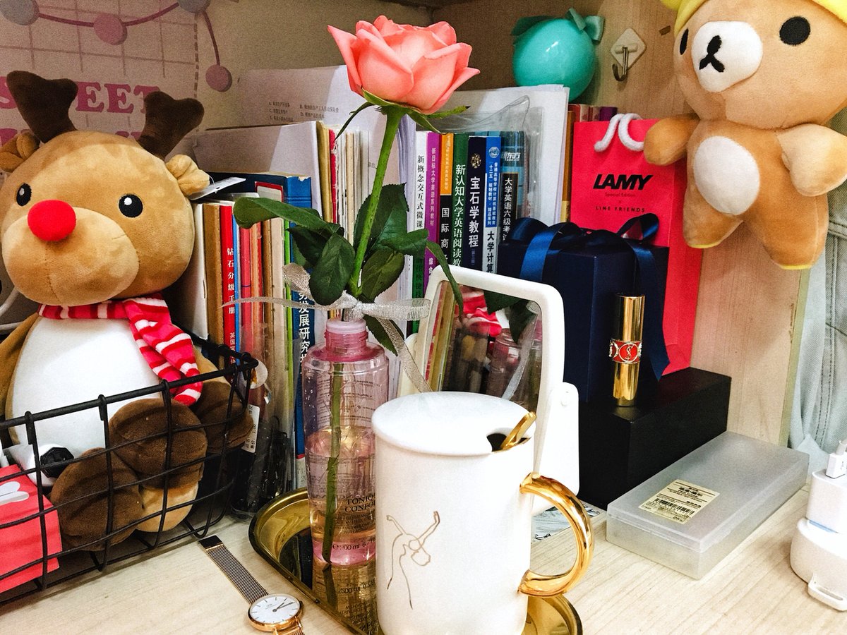 NellyAldri8wiy's tweet photo. Transform your desk into a calm, focused space with just a minimalist organizer, a potted succulent, and a warm desk lamp—small tweaks make big workday wins. https://t.co/S9P3Hz4gUu