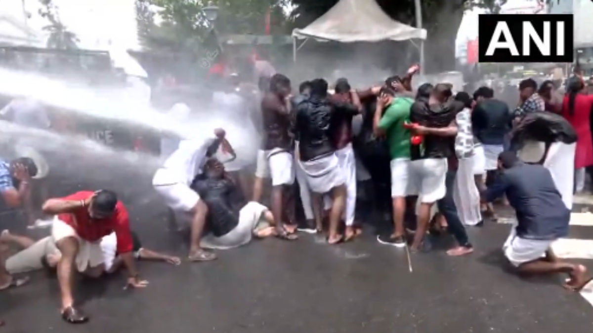 SaptashwaTV's tweet photo. Kerala Secretariat Protest: Police Use Water Cannons to Disperse BJYM Members
https://t.co/ql5X6VoP21
#Thiruvananthapuram #Kerala #BJYM #BJYMProtest #LPST #LPSTRankHolders #LPSTProtest #KeralaPSC #TeacherRecruitment #KeralaNews #KeralaProtest #SecretariatProtest #WaterCannon #PoliceAction #GovernmentJobs #TeacherJobs #EmploymentNews #PoliticalNews #LatestNews #IndiaNews