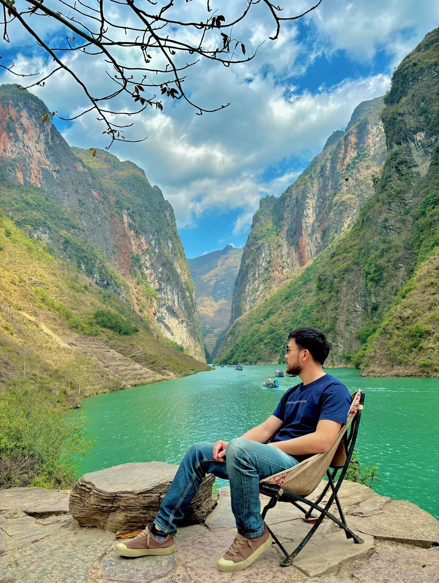 t01661194's tweet photo. Nghe nói em đẹp như tranh vẽ
Thật tình cờ anh thích rước Hoạ vào thân. https://t.co/IVmCjaoXDJ