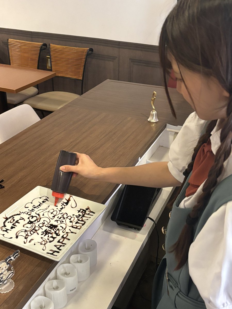 lilial_YJ's tweet photo. ひよこさんがバースデープレートのチョコペンアートの猛特訓をしております💭

 #サロンリリアルの日常 https://t.co/r4V5FVnYIR