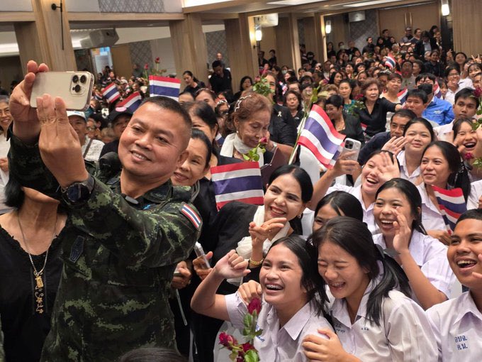 llllvvlllll's tweet photo. ฮีโร่ของเด็กไทยปีที่แล้ว ผลผลิตจากการเชียร์สงครามของสื่อและเหล่าอินฟลูหิวโหยยอดเอนเกจรวมถึงฟากการเมืองเอาไว้หาคะแนนเสียงโดยไม่คิดถึงสิ่งที่จะตามมา ว่าปลูกฝังอะไรไว้ให้กับเด็ก https://t.co/T0t03kh8A3