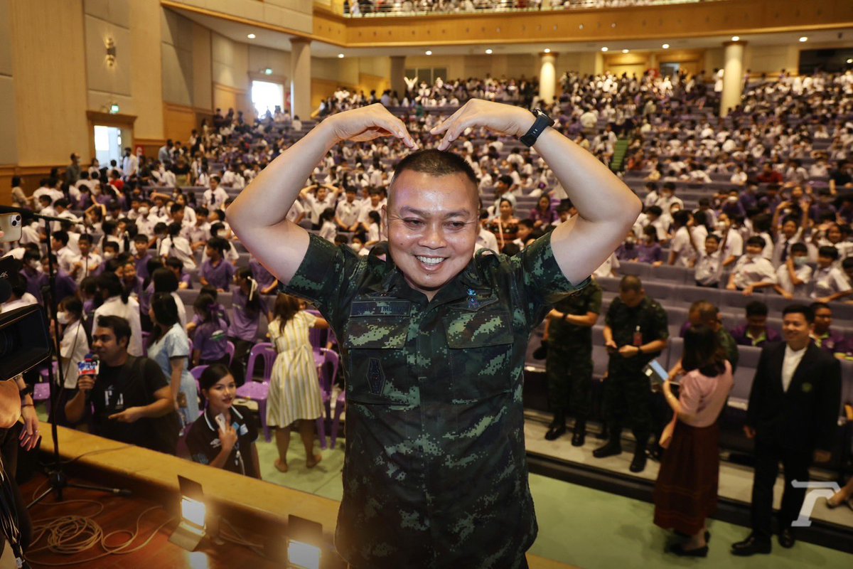 llllvvlllll's tweet photo. ฮีโร่ของเด็กไทยปีที่แล้ว ผลผลิตจากการเชียร์สงครามของสื่อและเหล่าอินฟลูหิวโหยยอดเอนเกจรวมถึงฟากการเมืองเอาไว้หาคะแนนเสียงโดยไม่คิดถึงสิ่งที่จะตามมา ว่าปลูกฝังอะไรไว้ให้กับเด็ก https://t.co/T0t03kh8A3