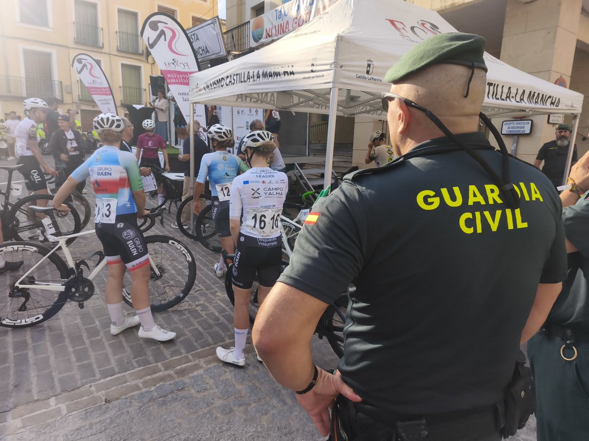 GuardiaCivilGU's tweet photo. Dispositivo de seguridad de la #GurdiaCivil  en la II Vuelta Ciclista a #CastillaLaMancha 

#SeguridadCiudadana
#AgrupaciondeTrafico
#USECIC https://t.co/iHJrJEAewD