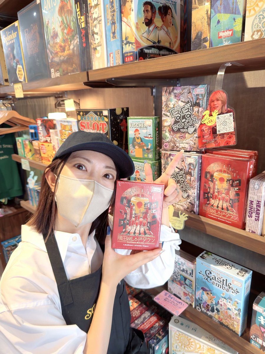 Ohtani3manyen's tweet photo. わたなべさんもビックリ！
サニーバードの販売エリアに『飛び出るわたなべさん』が🥳
わたなべさんとしても、飛び出たこともラミネートされたことも初めてでしょう！笑
QRコードを読み込むとわたなべさんのインスタ紹介動画に飛ぶって寸法👍
工作大好きのスタッフ・キヨカもウッキウキ笑 https://t.co/fRyIPPVYET