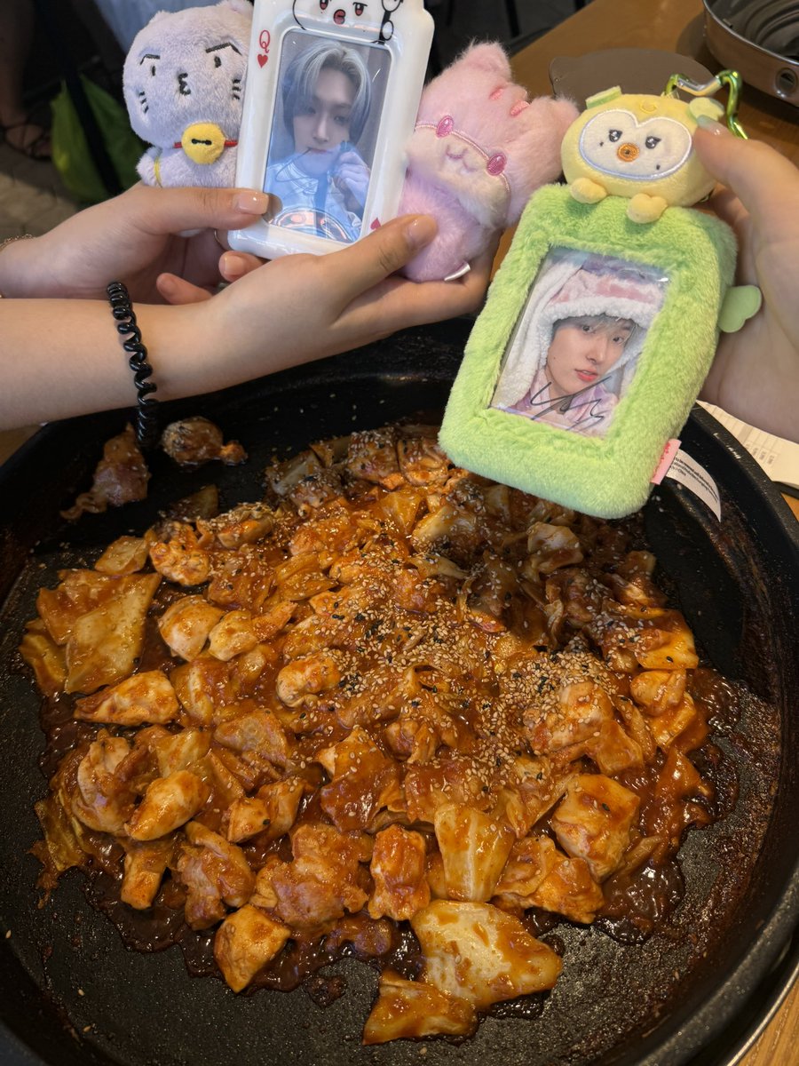 YAHOy_aaa's tweet photo. 생카투어 끝나고 배 채우러 옴🫶🏻 https://t.co/dIM08on7Js