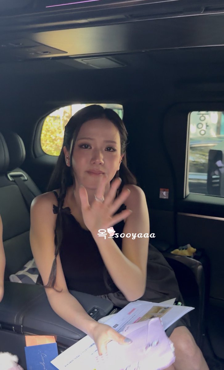 Pinkys_fatale's tweet photo. Ohhhh helllll nooo The way jisoo trying to not to cry but she end up crying cuz she can't hide it anymore it's okay to cry my love u don't have to be so strong eveytime but  my heart hurts seeing her like tht😭😭 https://t.co/XAx3f89gIQ