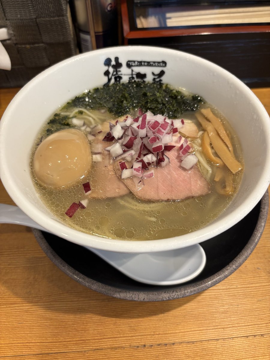 takkun510's tweet photo. 恵美須町にある清麺屋の清涼煮干そば＋熟鮮玉子トッピング🍜
キンキンに冷えた濃厚な煮干しスープはそこまでえぐみはなくいい塩梅の塩分で、コシがある中細麺との相性もいい‼️
バラ海苔を混ぜて食べるとさらに塩分が増して暑い夏にぴったり👍
締めの煮干ふりかけご飯に残ったスープをかけて完食完飲😋 https://t.co/ht8m1HrRGS