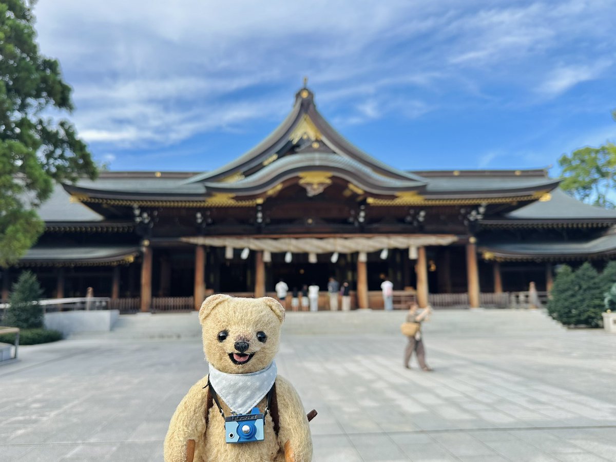 taihei_kun's tweet photo. 🐻今日はハナちゃんと一緒に #寒川神社 にお参りに来たよ⛩️

ここは #八方除 で有名なんだって！
有名な武将さんもお参りしてたらしいよ😳✨

とっても立派な神社で、空も青くて気持ちよかった〜☀️🩵
ハナちゃん🐰と一緒に、神様にご挨拶してきたよ🌟

#旅するテディベア
#テディベア
#ぬい撮り https://t.co/3jvJLVehU9