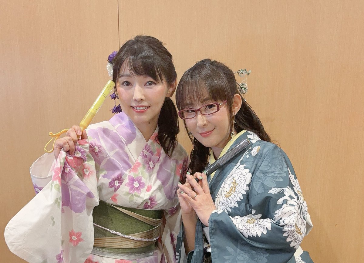 shimoda_asami's tweet photo. #ふたごぼし_大阪
#つみまつ_大阪

 ふたごぼし初日後のアフタートーク！
二人で浴衣を着ちゃいました✨

最後の記念撮影でカメラマンさんに「あいことばーは、ビークトリーのブーイ！って歌ってシャッター切ってもらっていいですか？」ってとんでもない無茶振りをしてしましたが、カメラマンさんがバッチリ歌ってくださり、会場のみんなの最高の笑顔が撮影できました！！😆

1カ月前に急遽決まったトークイベントでしたが、本当に本当にやってよかった。
みんなで打ち上げしたみたいであったかい空気で楽しかったなあ。
