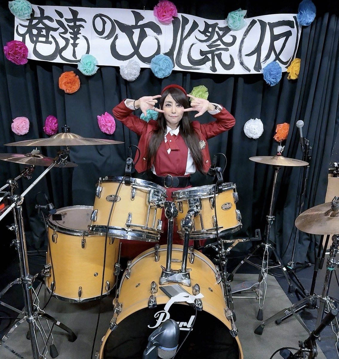 ouse_akira's tweet photo. 【大人になってからじゃないと得られない青春がきっとある！】
学生の時は文化祭で輝いてる人達をみて「いいなぁ…」と指をくわえてたタイプなので、去年のイベントでみんなと一緒に沢山笑って丸一日楽しめたのが本当に嬉しかった！

ポサラさん、奏羽さんも忙しい中時間を作ってくれて、内容練ったりコント修正したり練習したり、一緒に作り上げてる！って時間が凄く幸せだった！

だから今年も、みんなで激しい青春を過ごせる！と思ってめちゃくちゃ楽しみにしてます！
今回はもこ氏も一緒になって頑張ってくれるので、前回よりもパワーアップして絶対絶対楽しい文化祭になるはず！

応援してくれるみんなが全校生徒。
応援してくれるみんなの文化祭。
素敵な青春の一日になるように頑張りますので！会場でも配信でも一緒に楽しみましょうね！

チケット発売中！よろしくお願いします♥️
https://t.co/gNBQRj6BIJ

 #俺達の文化祭仮2