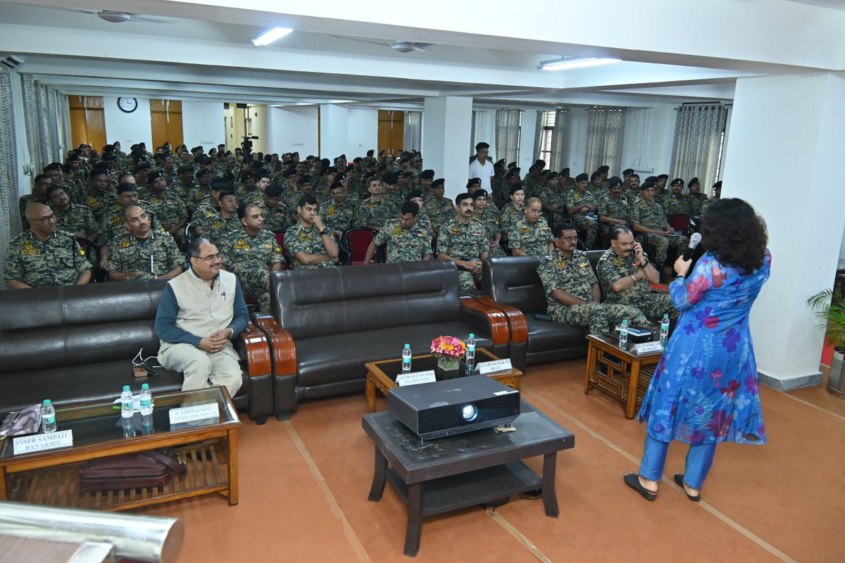lovely_fbc's tweet photo. 🫶 Vigilance with compassion! NCW commended BSF’s humanitarian sensitivity and crucial role during times of crisis. 🇮🇳 

#StraightDriveByTenXYou #UnfoldANewShape #IITDelhi https://t.co/FknBFxdaem