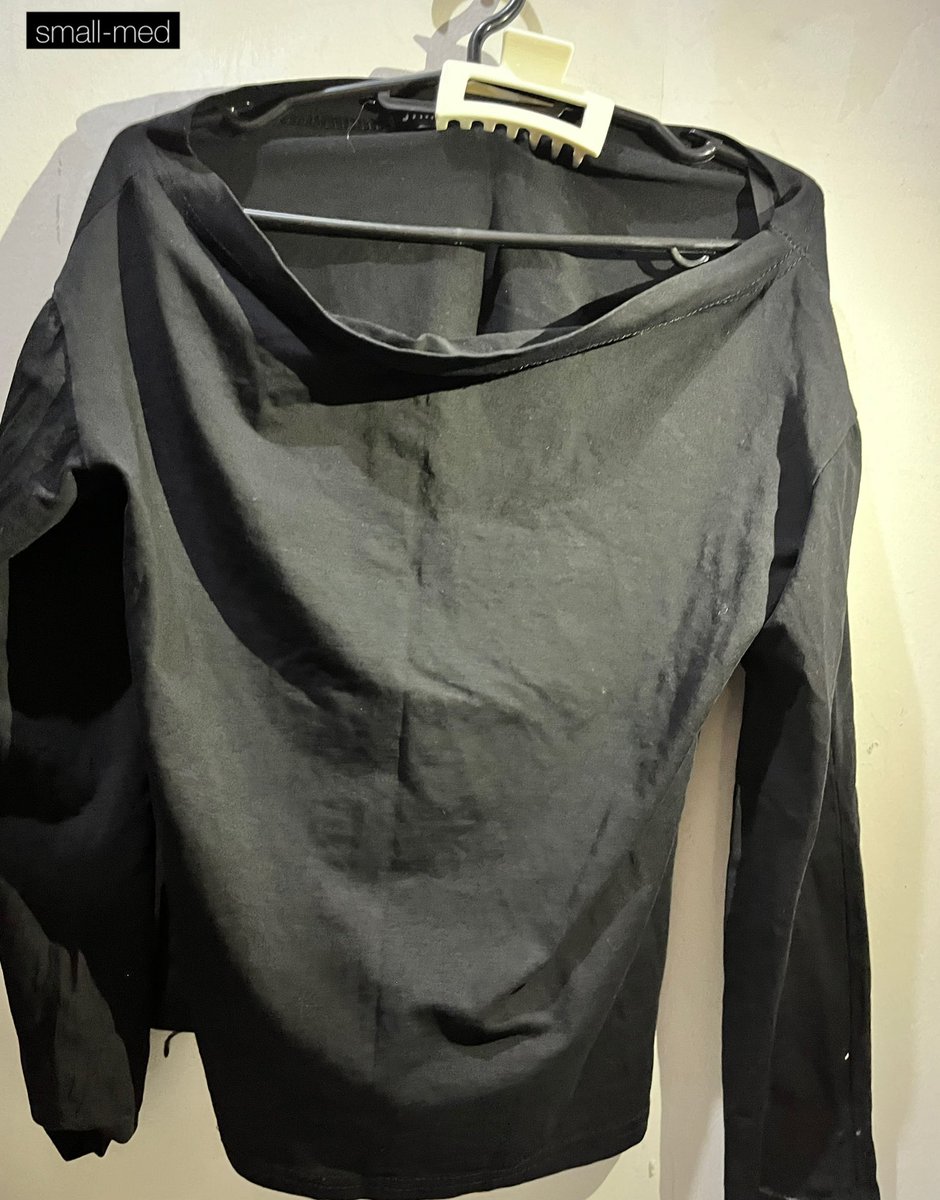 aesawins's tweet photo. black tops ! 

⤷ 50 pesos each 
⤷ both in good condi, like newww 

🔖 ph wts lfb preloved ukay clothes tshirt blouse pants knitted https://t.co/vsbWNWis1l