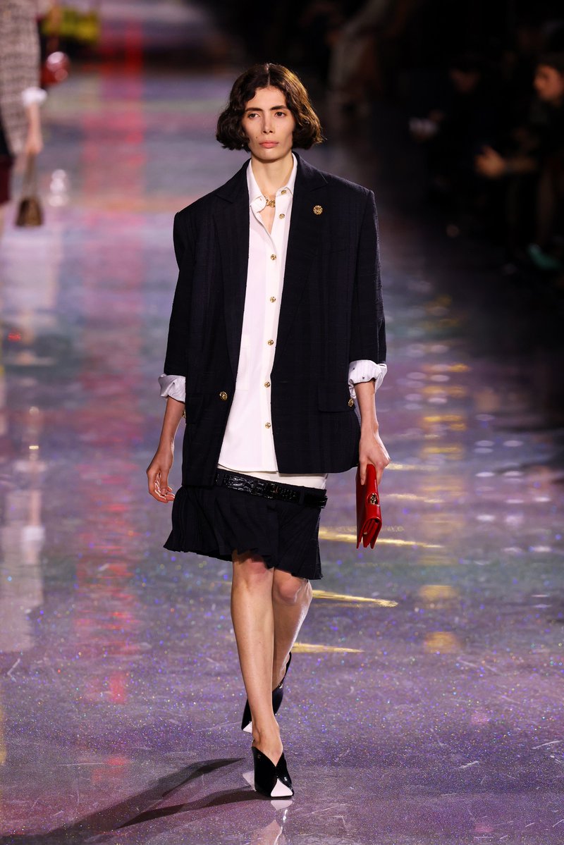 NEWSJENNlE's tweet photo. #JENNIE anniversary outfit from CHANEL Fall 2026 collection (shirt, belt, and skirt) https://t.co/BlsHP8jmFJ