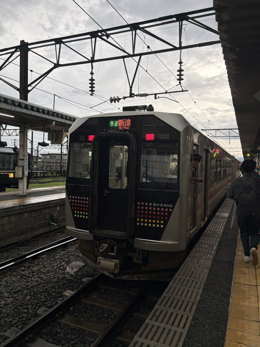 courier0403's tweet photo. 結局SLは運休みたい...1639発の新津行きは動くらしいので、大人しく乗り込みです😭 https://t.co/UcvwWPFcNs