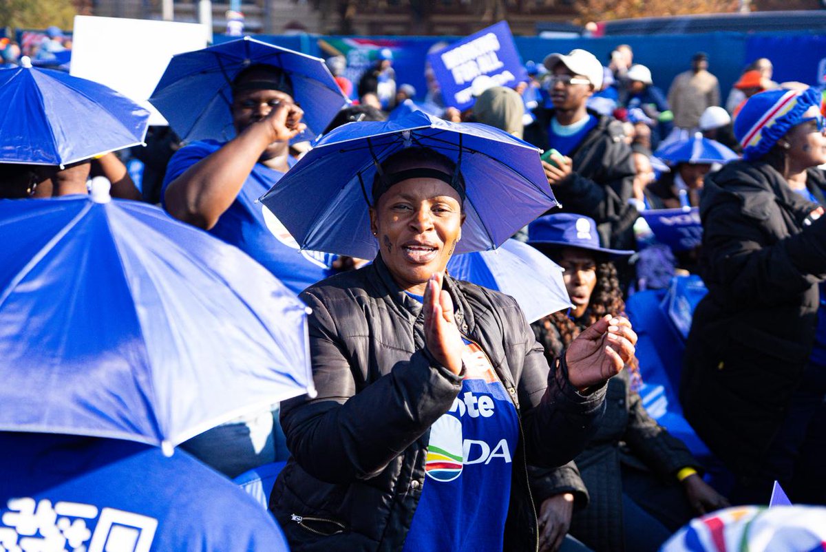 Our_DA's tweet photo. 💙The Blue Wave is washing over Joburg, ready to clean up the mess created by coalition chaos.  

The crowd is ready for a change! Are YOU🫵?  

Join us NOW!  🎥 Watch live on YouTube &amp; Facebook: https://t.co/BGilXgjuCY https://t.co/W3cj5ZkfIb